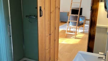 Studio, plusieurs chambres | Douche de la salle de bain