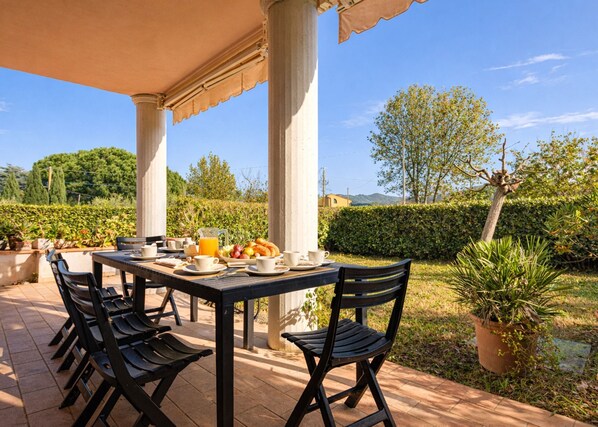Outdoor dining - Modern villa with air conditioning and garden, near Marina di Campo. (Marina di Campo)