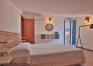 WiFi - Modern villa with air conditioning and garden, near Marina di Campo. (Marina di Campo)