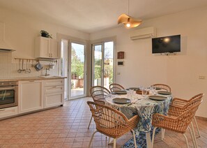 Dining - Modern villa with air conditioning and garden, near Marina di Campo. (Marina di Campo)