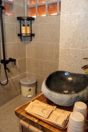 Alpehytte, terrasse, bakgårdsutsikt | Bad