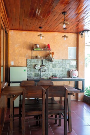 Alpehytte, terrasse, bakgårdsutsikt | Spiseområde