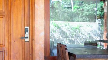 Chalet, Patio, Courtyard View | Tempat makan luar