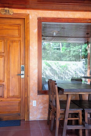 Alpehytte, terrasse, bakgårdsutsikt | Utendørsservering