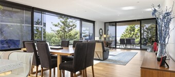 Waterfront Apartment With Stunning Bay Views