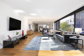 Apartment | Living room - Waterfront Apartment With Stunning Bay Views (Geelong)