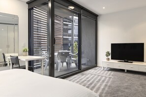 Apartment | Living room - Waterfront Apartment With Stunning Bay Views (Geelong)