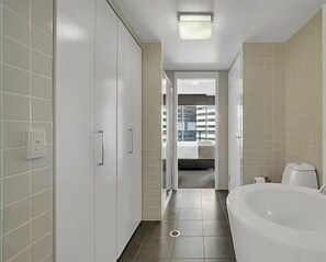 Shower, hair dryer, towels, soap - River & fireworks visible from the balcony! (Brisbane)
