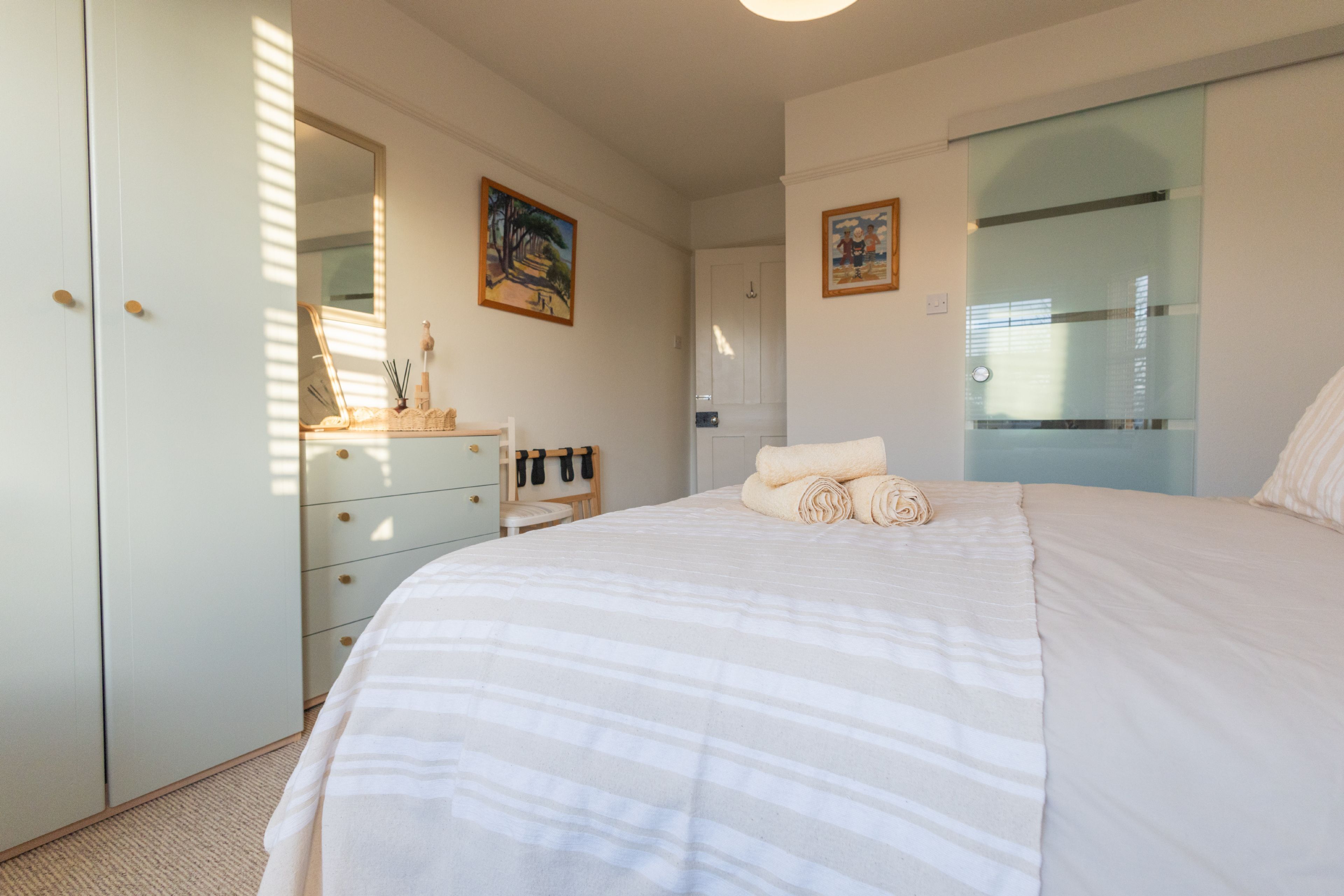 2 bedrooms, travel cot, Internet