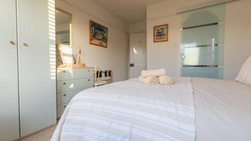 2 bedrooms, travel cot, Internet