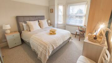 2 bedrooms, travel cot, Internet