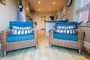 Living area - Anchor Point - a two bedroom, two bathroom cottage close to Fisherman's Bank, Mudeford (Christchurch)