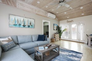Ein Wohnzimmer mit einer Couch, einem Couchtisch und Kunstwerken.