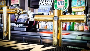 Un bar doté de nombreux robinets, proposant notamment des marques comme HAHN et Victory Bitter.