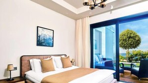 Ein modernes Hotelzimmer mit einem großen Bett, einem Nachttisch, einer Lampe, einem Gemälde und einer Schiebetür zu einem Außenbereich mit Blick.