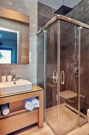 Shower, hair dryer, towels, soap - 2+1 Bedroom Sea View Deluxe Villa – Where Aegean Luxury Meets Tranquility (Yalıkavak)