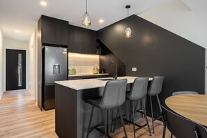 Fridge, microwave, oven, stovetop - Brand New Close To Remarkables Park (Queenstown)