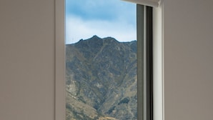 Una ventana con vista a un paisaje montañoso.