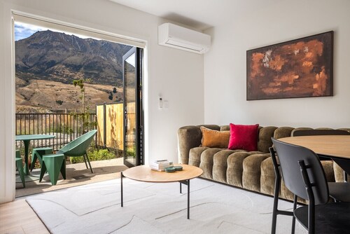 Brand New Close To Remarkables Park