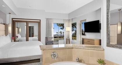 2-bedroom apartment in tranquil Palm Desert with AC and gym access