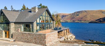 Lakefield Boathouse -  Luxury 7-Bedroom Lakefront House