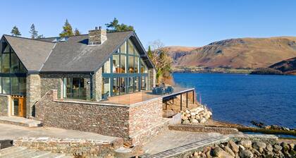Lakefield Boathouse - Luxury 7-Bedroom Lakefront House