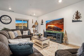 Smart TV, fireplace, ping pong - Skyline 1713, Game Room, Private Spa, and More! (Washington)