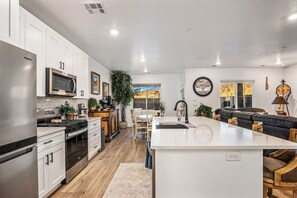 Fridge, microwave, oven, stovetop - Skyline 1713, Game Room, Private Spa, and More! (Washington)