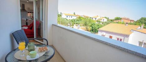 Apartamento standard, 2 quartos, sacada (Sun And Fun) | Opções para refeição ao ar livre