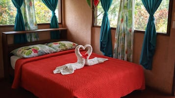 Habitación Deluxe con 1 cama matrimonial o 2 individuales, patio, vista al lago