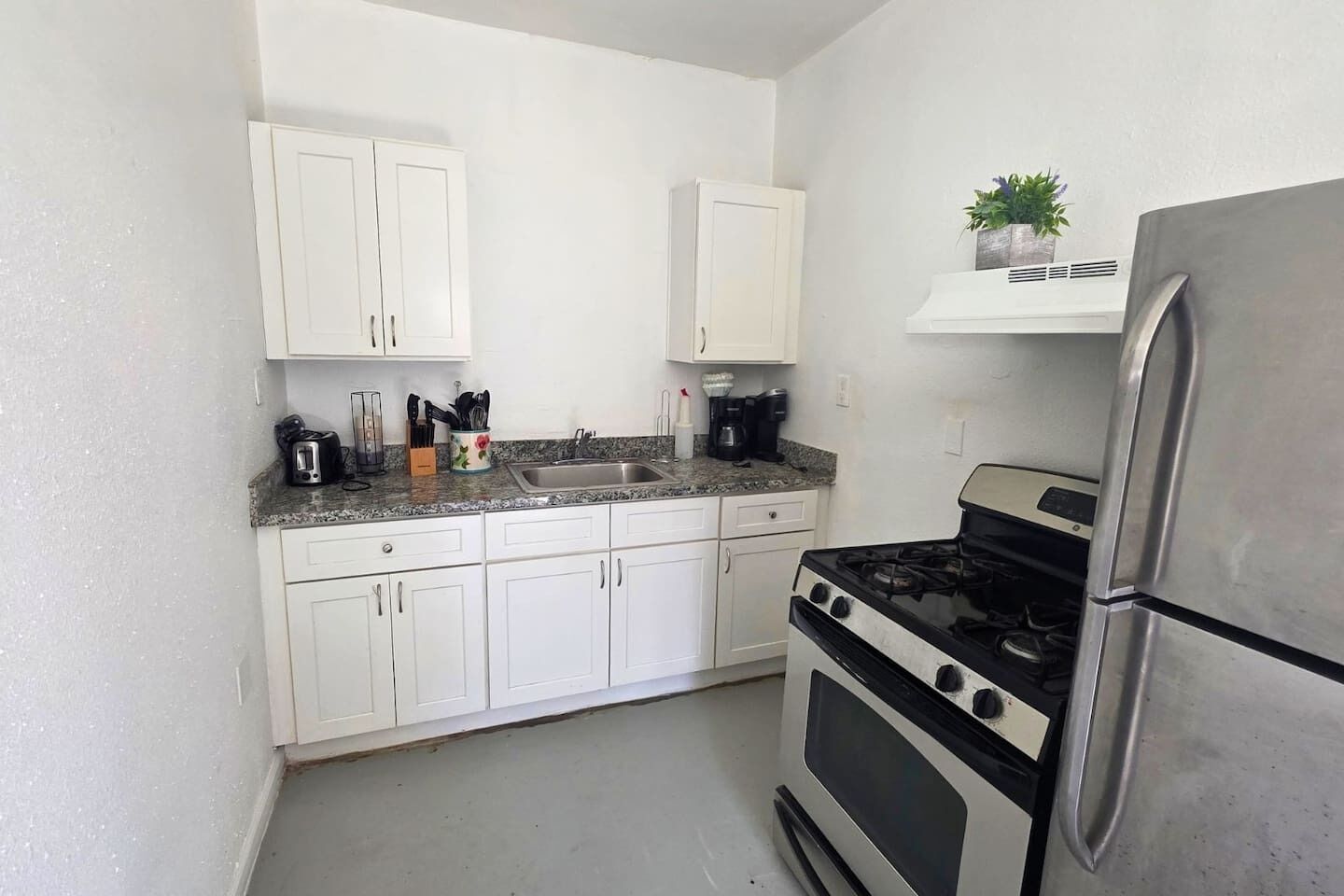 Fridge, oven, stovetop, coffee/tea maker