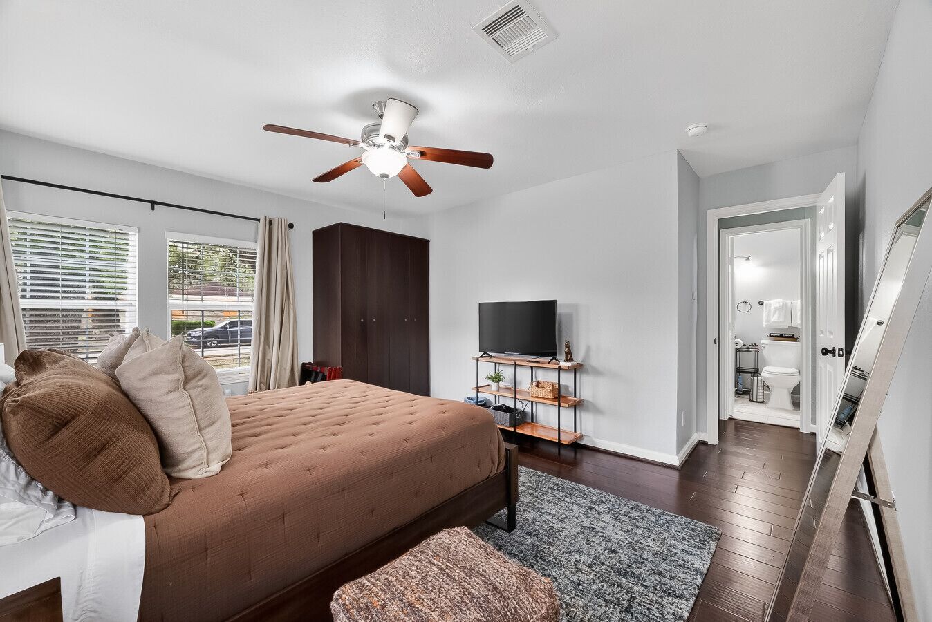3 bedrooms, desk, iron/ironing board, WiFi