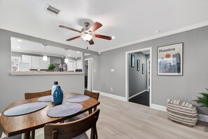 Dining - Houston Parkside Haven Near Med Center and UH (Houston)