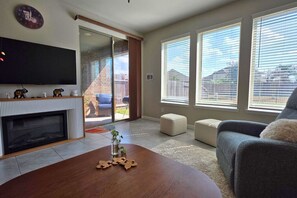 Fernseher, Kamin, Bücher, Arbeitsbereiche