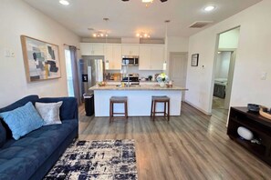 TV - Modern Houston extended stay near downtown medical center dining nightlife and major attractions (Houston)