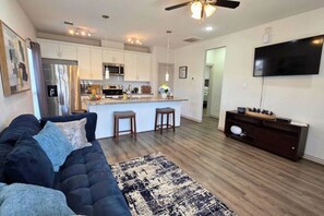 TV - Modern Houston extended stay near downtown medical center dining nightlife and major attractions (Houston)