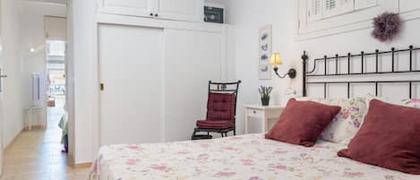 2 bedrooms, iron/ironing board, Internet, bed sheets