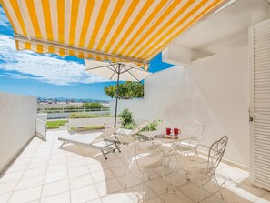 Outdoor dining - BLUE Sea Apartment on the beachfront of Alcudia (Alcudia)