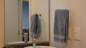 Apartment, 2 Bedrooms, Air conditioning | Bathroom