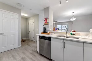 Private kitchen - 3BR Near Airport & 1 Hour to Banff perfect for your getaway! (Calgary)