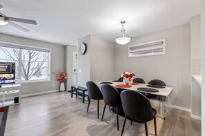 Dining - 3BR Near Airport & 1 Hour to Banff perfect for your getaway! (Calgary)