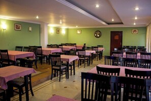 Dining - Hotel Sapphire Garden View (Ooty)