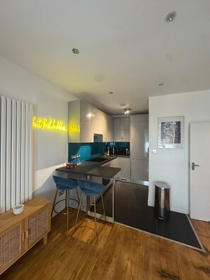 Fridge, microwave, oven, stovetop - Stylish Hyde Park Apartment – Walk to Paddington (London)