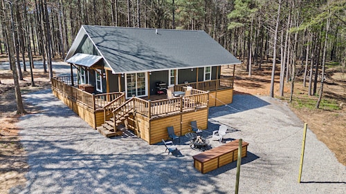 Brand new 2-bedroom cabin just outside the city limits of Clarksville.