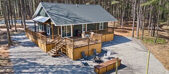 Brand new 2-bedroom cabin just outside the city limits of Clarksville.
