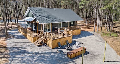 Brand new 2-bedroom cabin just outside the city limits of Clarksville.