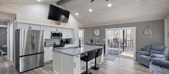 Brand new 2-bedroom cabin just outside the city limits of Clarksville.