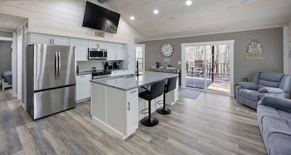 Brand new 2-bedroom cabin just outside the city limits of Clarksville.
