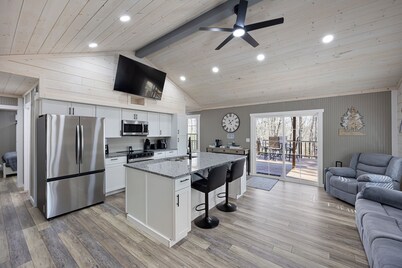 Brand new 2-bedroom cabin just outside the city limits of Clarksville.