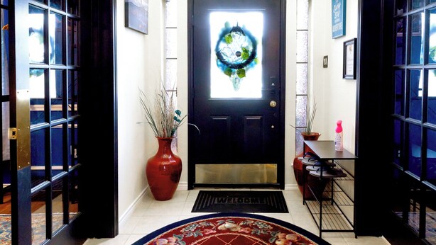 A grand entrance with a black door, a red carpet, and a chandelier. - Newly renovated 3 bedroom house near Allen premium outlets (Allen)
